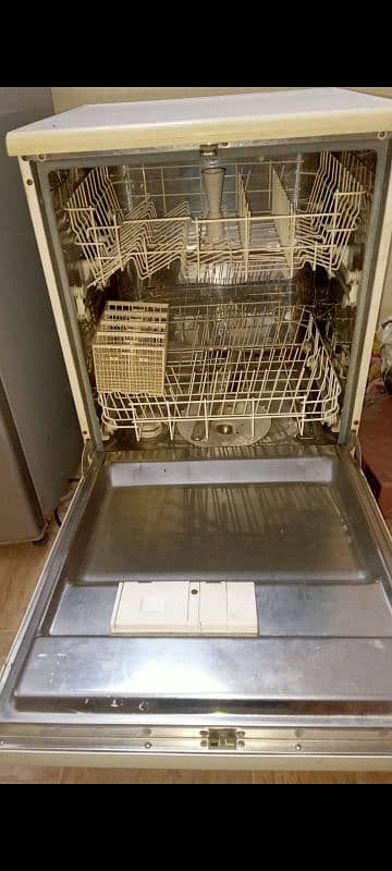 Dishwasher for sale , reliable and efficient excellent condition 1