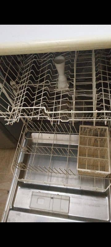 Dishwasher for sale , reliable and efficient excellent condition 2