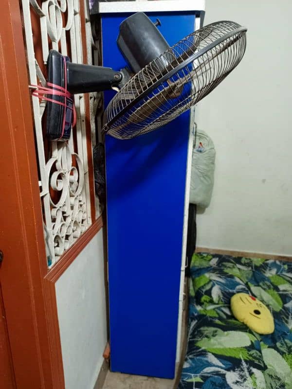 wardrobe/cupboard 10 by 10 condition liye howe 2 months howe hain 3