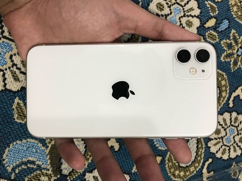 iPhone 11 64gb Non PTA White Color Good Condition 0