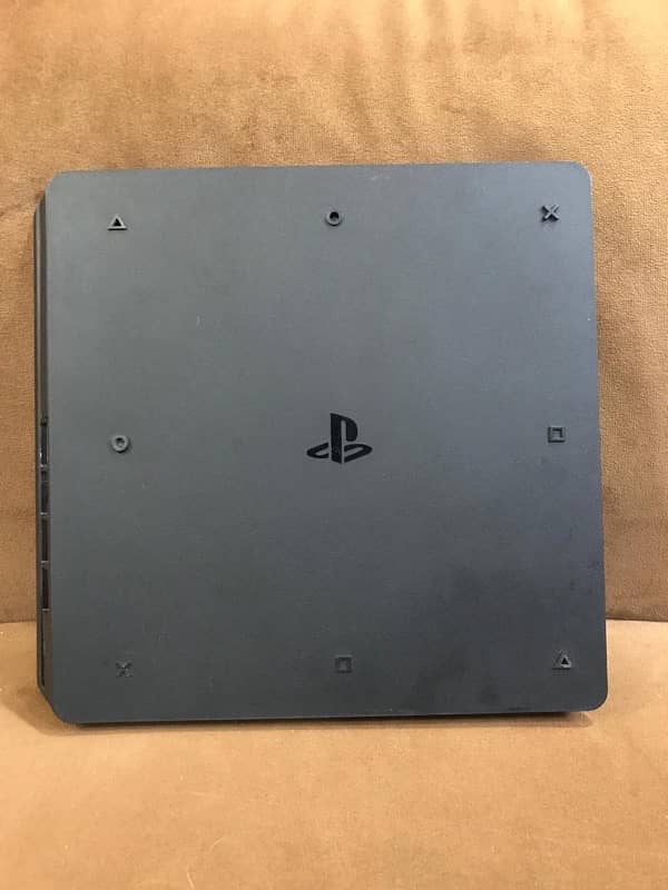 Ps4 slim with 2 controllers and 4 games 5