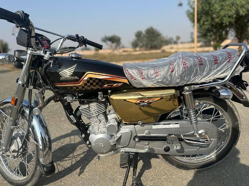 Honda 125 black gold edition self start 1