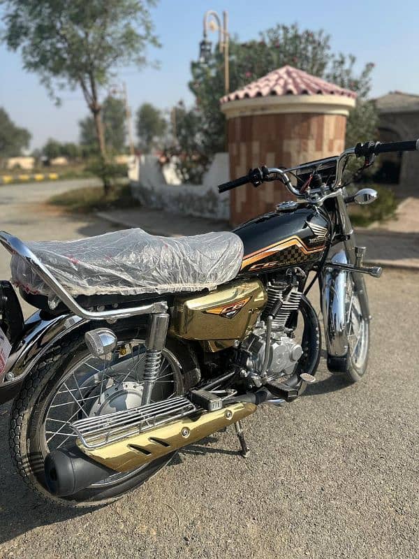 Honda 125 black gold edition self start 5