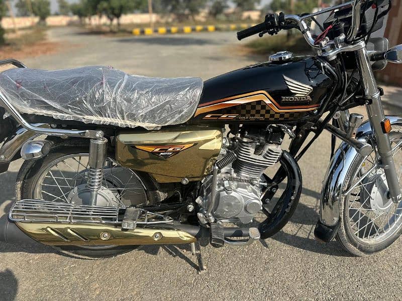 Honda 125 black gold edition self start 7