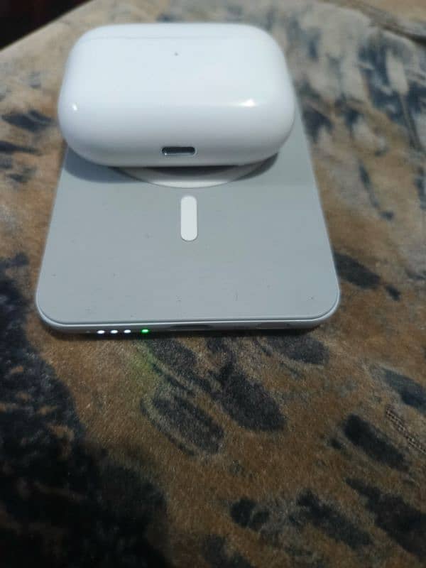 Apple Japan airpods with wireless charging 2