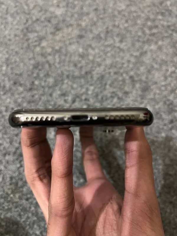 apple iphone x  64gb non pta 4