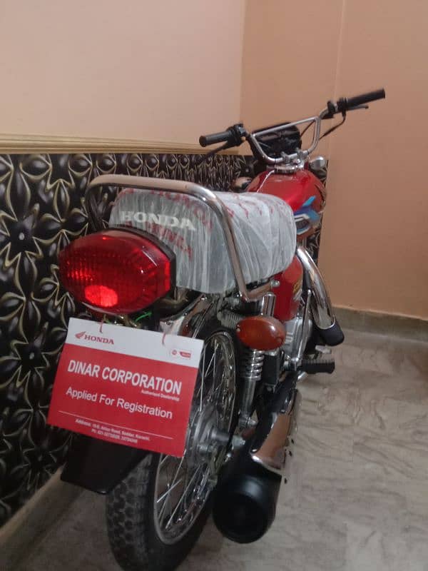 Honda 125 Karachi num first owner 2400 kilometer condition showroom  . 0