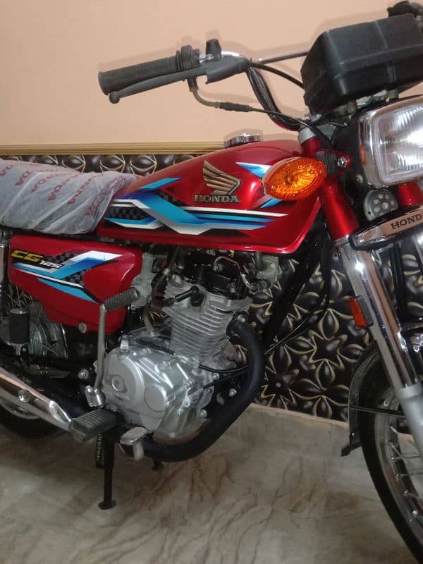 Honda 125 Karachi num first owner 2400 kilometer condition showroom  . 2