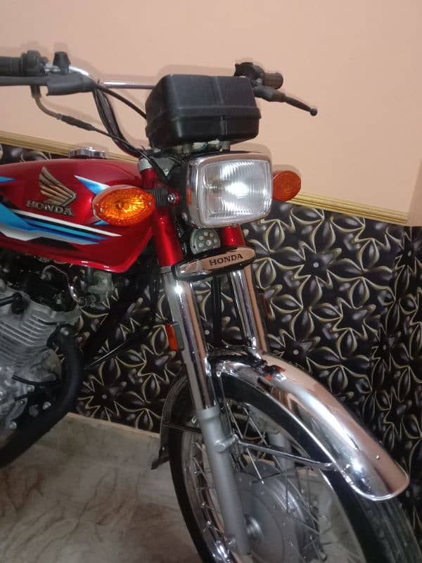 Honda 125 Karachi num first owner 2400 kilometer condition showroom  . 3