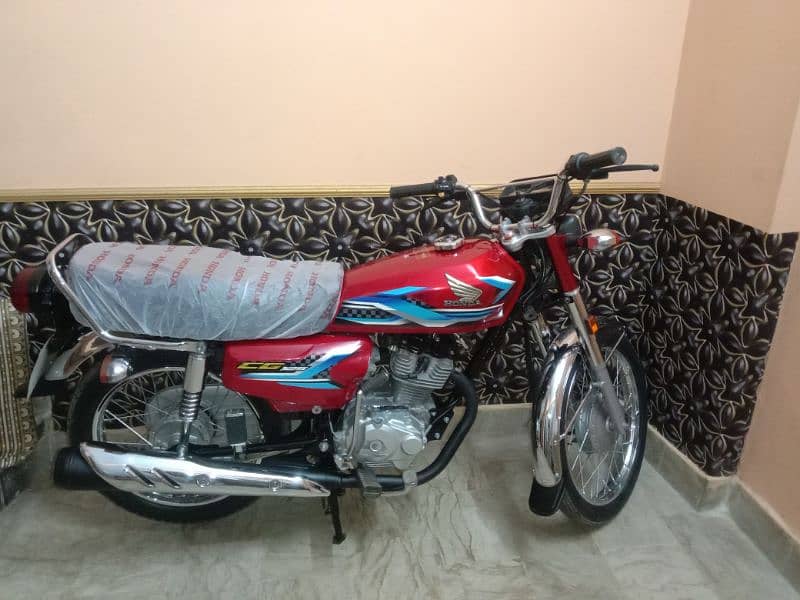 Honda 125 Karachi num first owner 2400 kilometer condition showroom  . 4