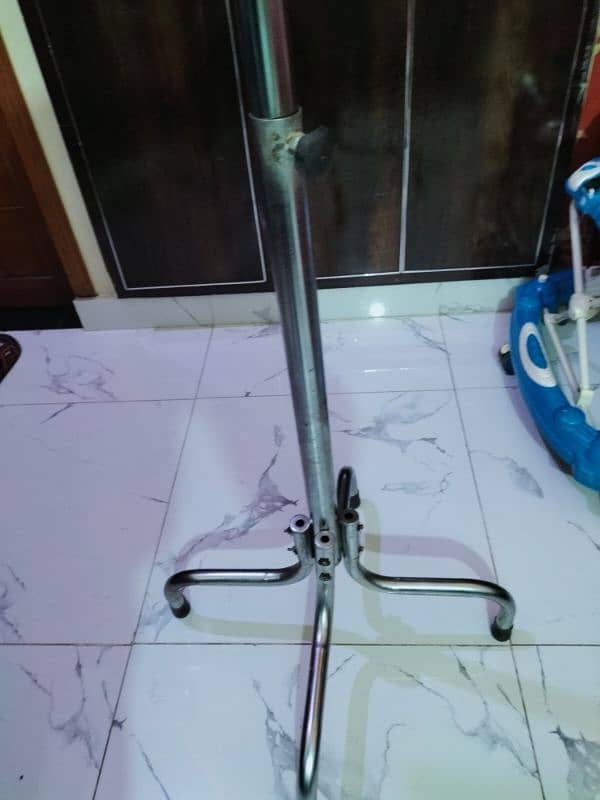 Adjustable steel hanging revolving stand 4