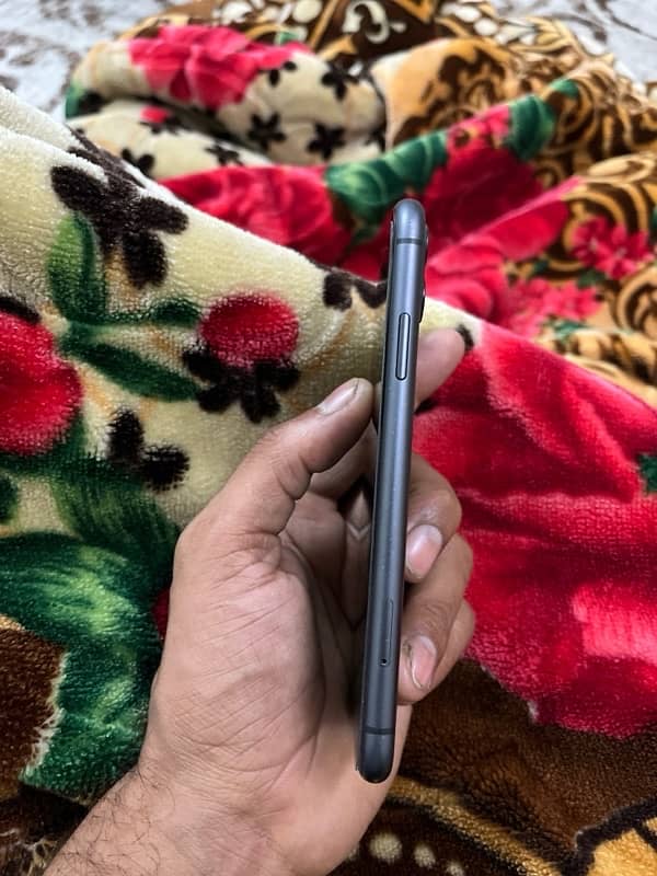 i phone 11 64 gb   battery 84 all original no any parts chang 6