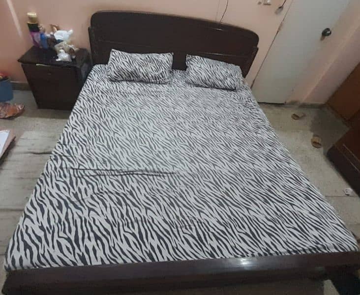 Bed, side tables and dressing table with mattress 0