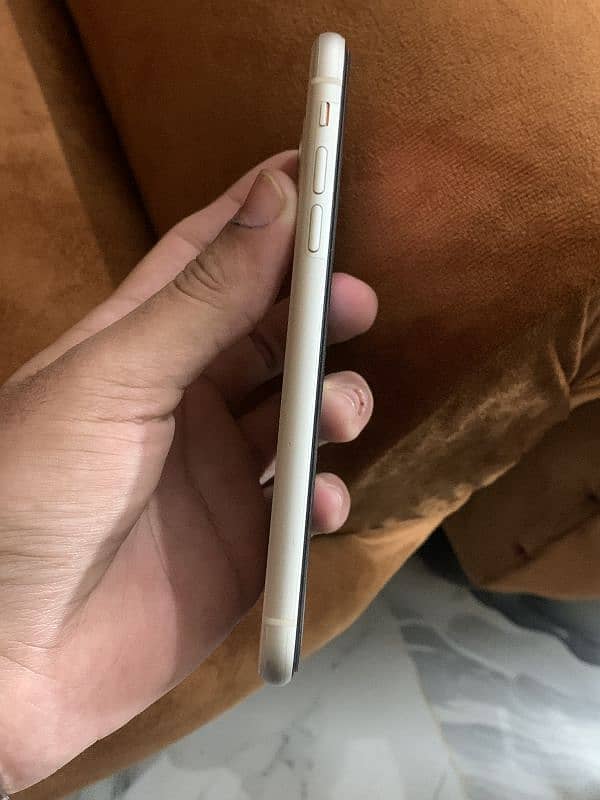 IPHONE 11 White 1