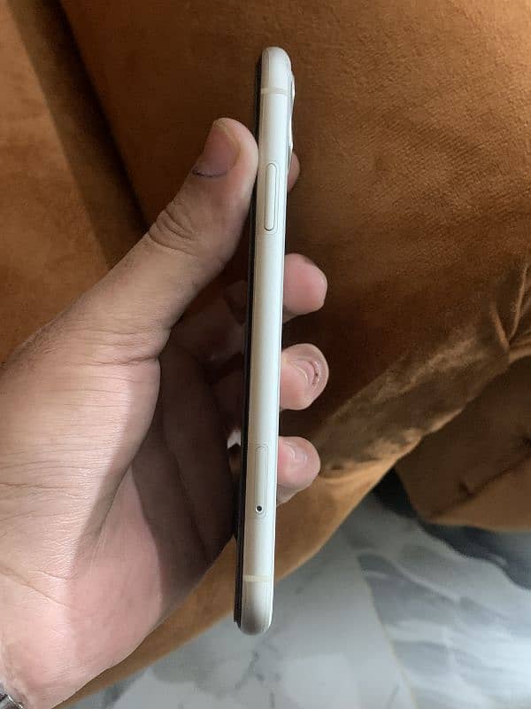 IPHONE 11 White 3