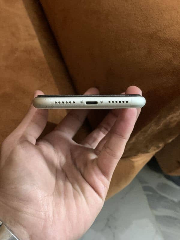 IPHONE 11 White 4