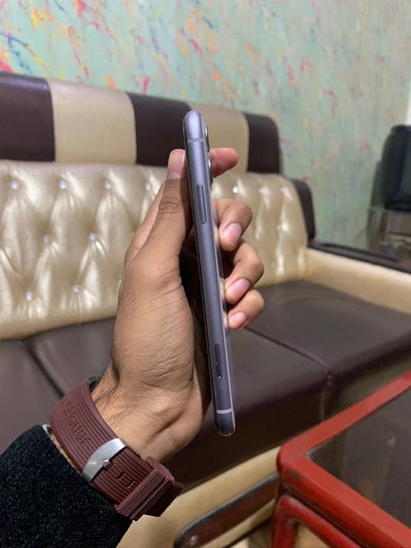 IPHONE 11 JV 64GB condition 10/10 water pack 2