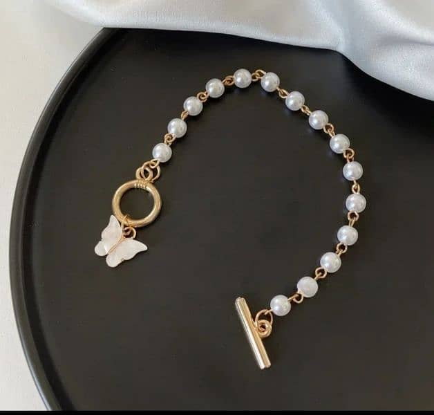 Pearl Bracelet with a butterfly 0