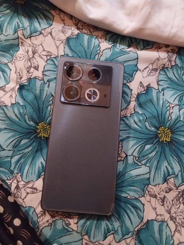 infinix note 40 with 2 original charger. wired+wireless 2