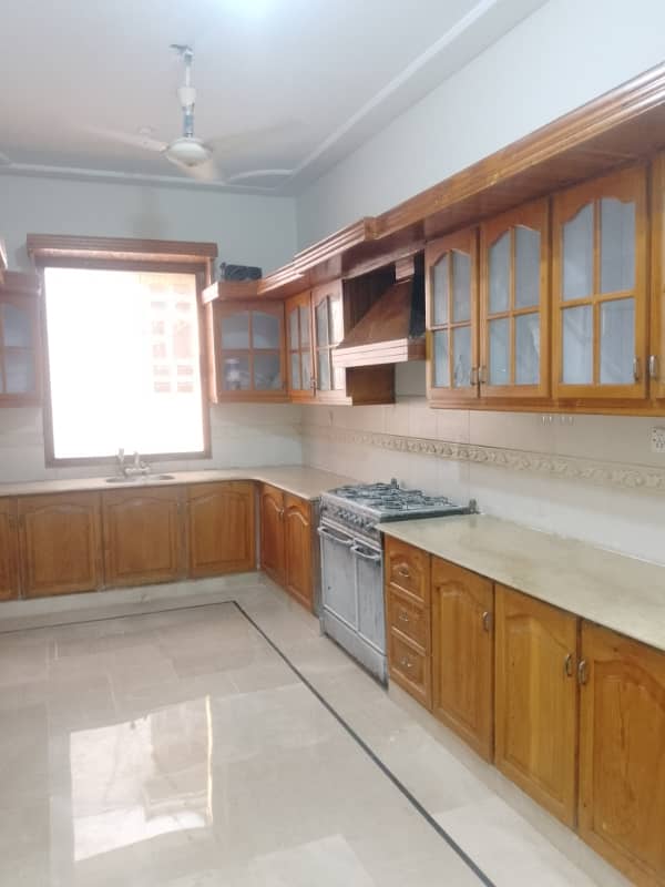 Johar block 15 4 bed lounge 1st floor with roof portion Ava for rent 4