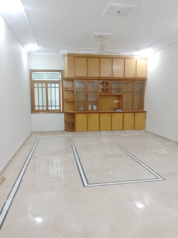 Johar block 15 4 bed lounge 1st floor with roof portion Ava for rent 9