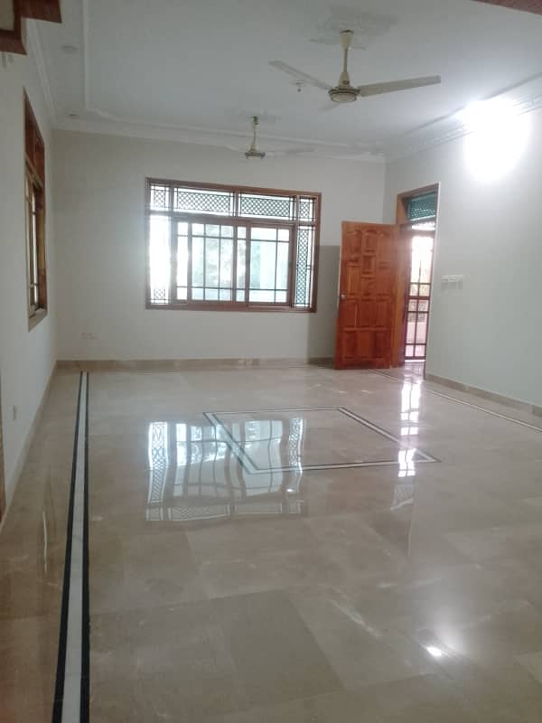 Johar block 15 4 bed lounge 1st floor with roof portion Ava for rent 10