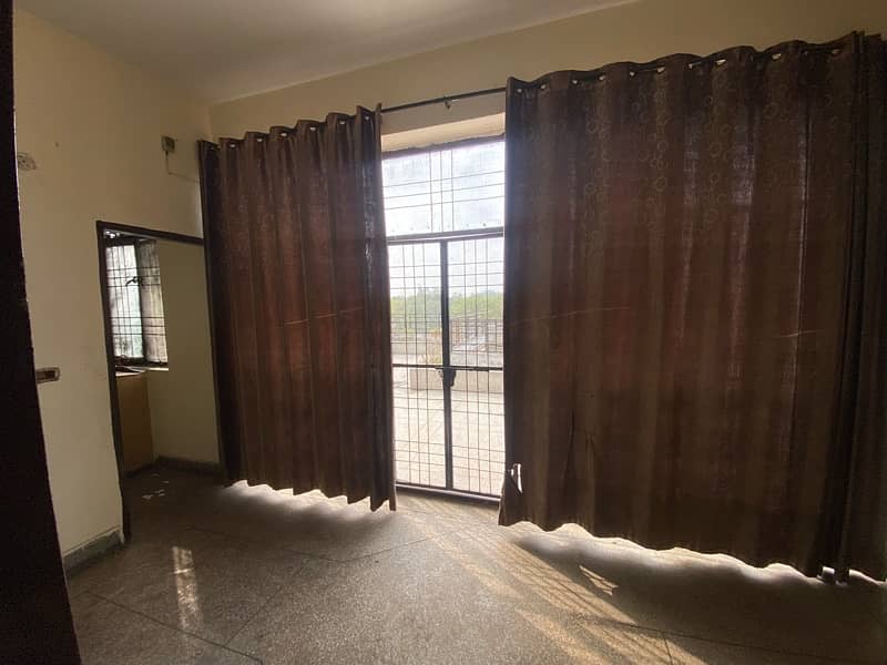 Portion for rent 10marla Karim block 0