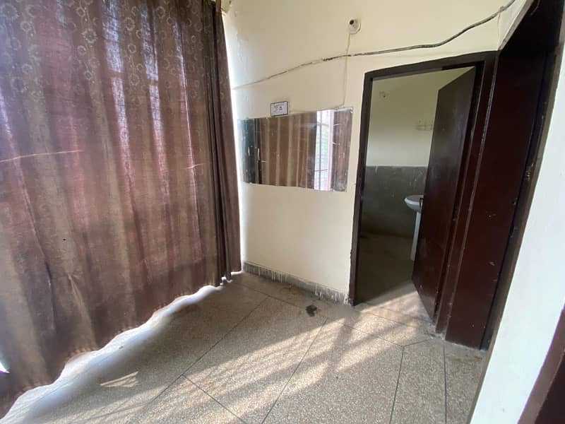 Portion for rent 10marla Karim block 1