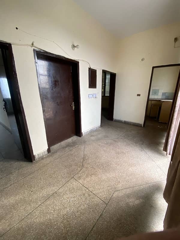 Portion for rent 10marla Karim block 2