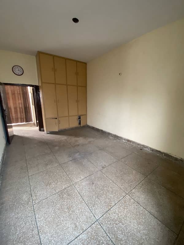 Portion for rent 10marla Karim block 4