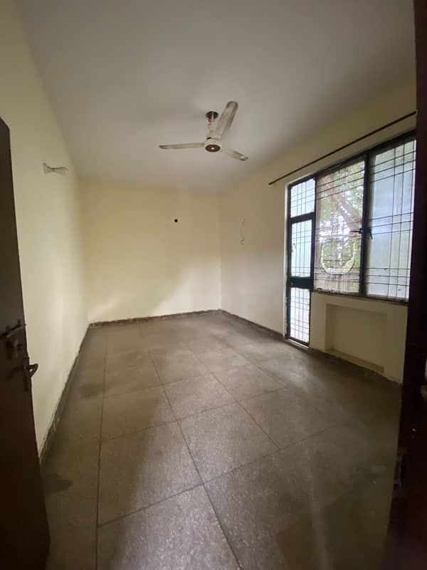 Portion for rent 10marla Karim block 7