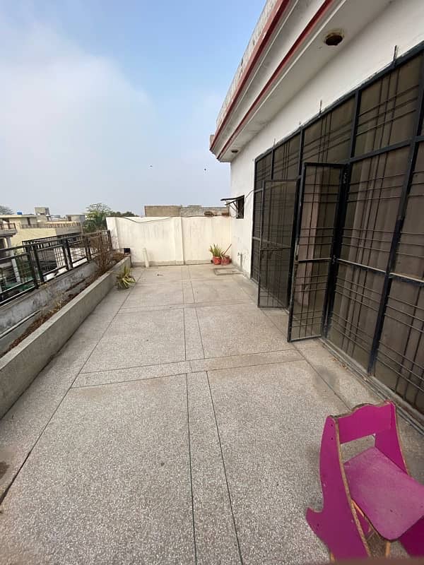 Portion for rent 10marla Karim block 10