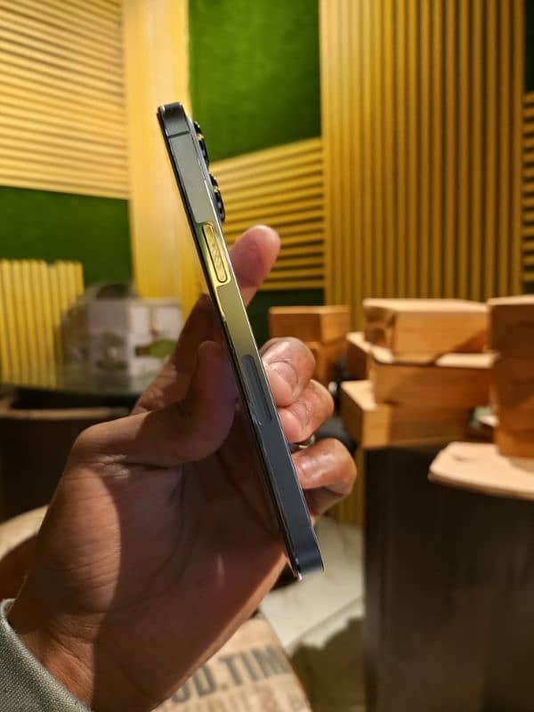 iphone 13 pro sieera blue color 3