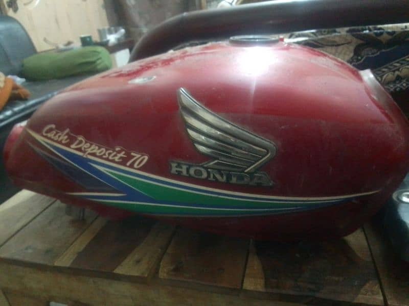 Honda 70 fuel tank and side cover 2012 model 4