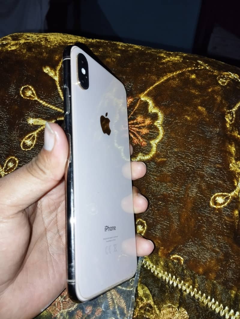 Apple iPhone XS Max 3