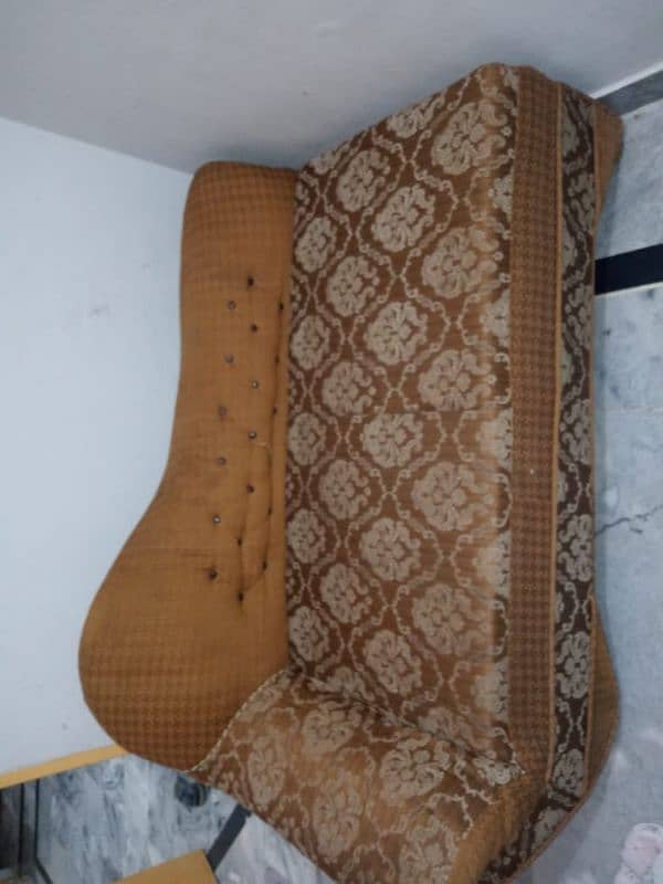 Diwan sofa 2 seater condition 10 by 9 all okay hai 0