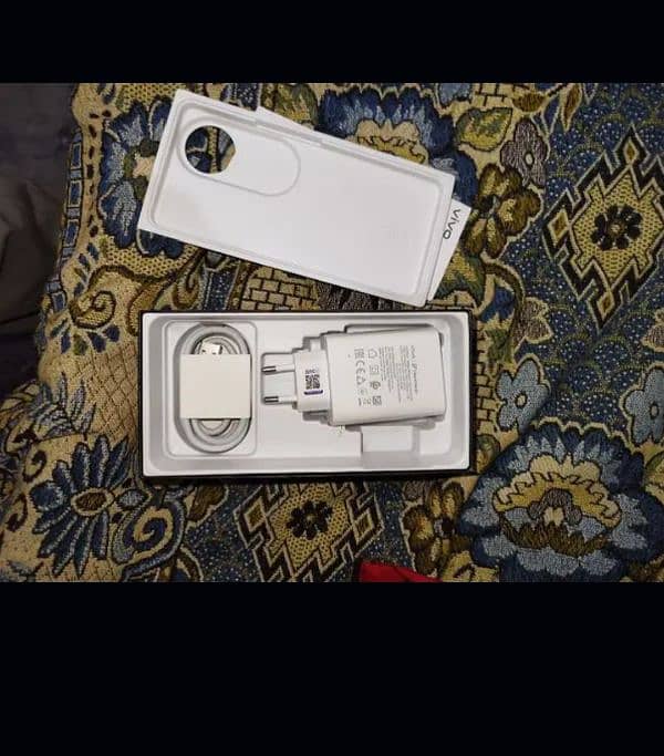 vivo v40 12/512 / call 03457894177 1