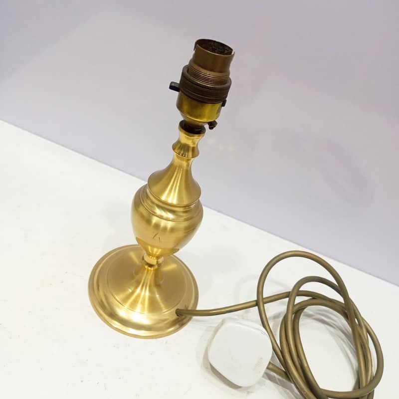 Elegant Vintage Solid Brass Table Lamp with Intricate Detailing 3