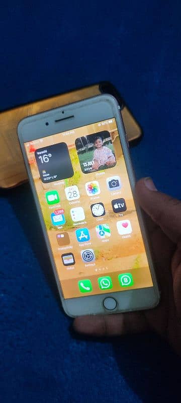 I phone 7 plus. con no (03471251365} 8