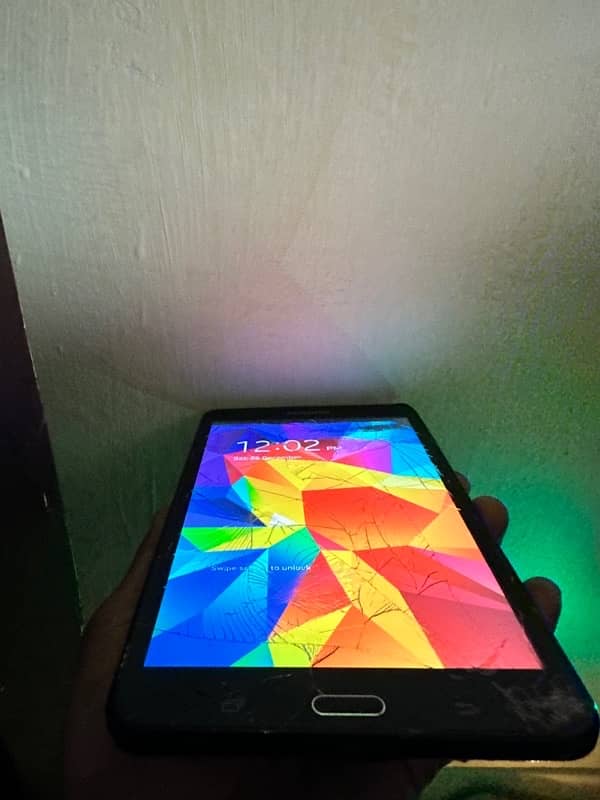 samsung Tab  4  on hai working condition good Battery 1