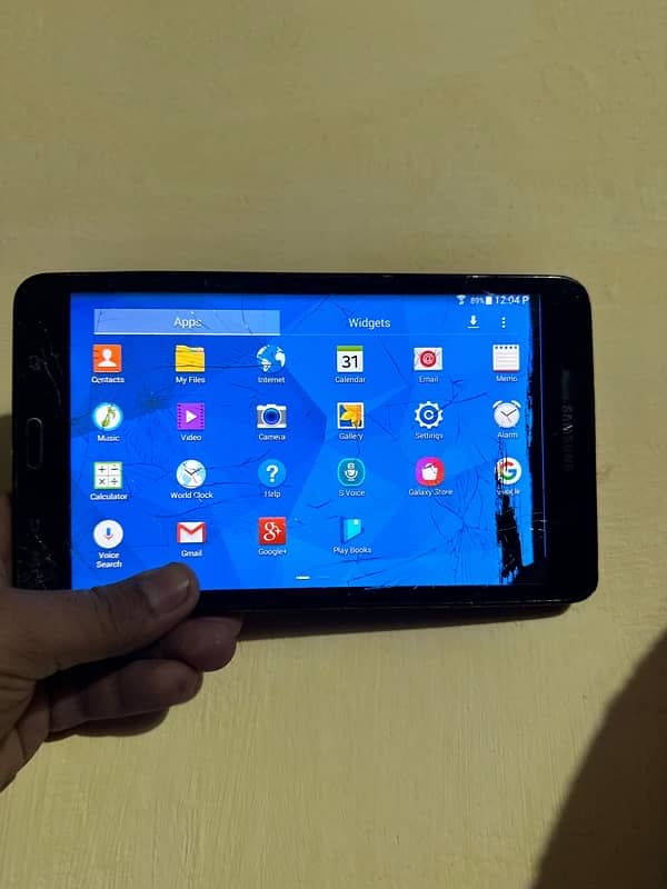 samsung Tab  4  on hai working condition good Battery 8