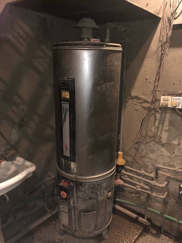 Running 35 Gallon capacity geyser for sale 1