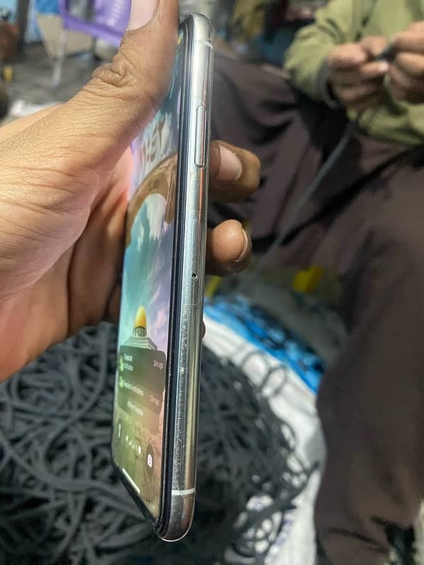 IPHONE x PTA APPROVED 64 GB clour white 3