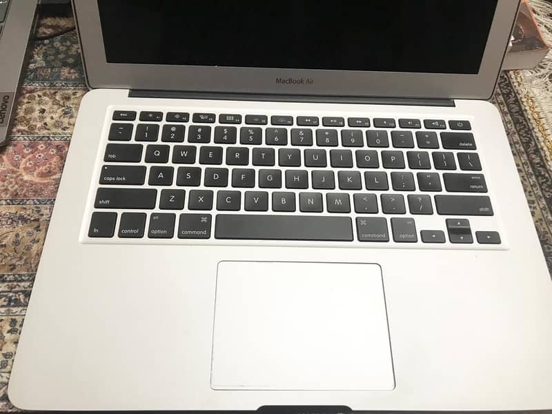 MacBook Air (1.3 GHz Dual Core Intel -i5) 6