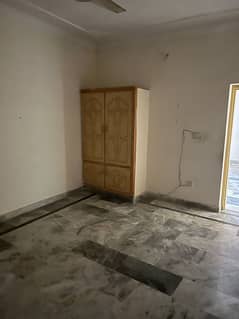 Family flat for rent location ayub colony 2bed tv lounge 2bath kichan bijli miter seprat gizer seprat Pani bijli gass sab available