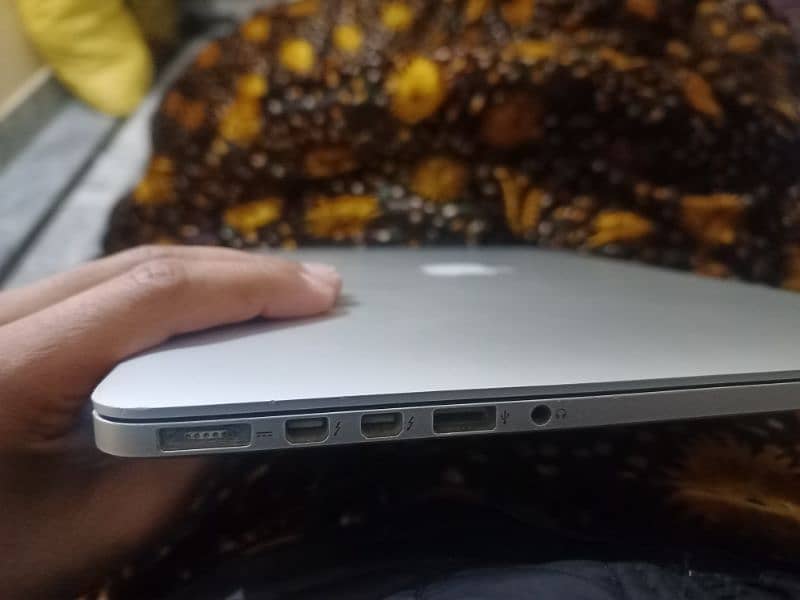 Macbook pro 13 , 15 inches 7