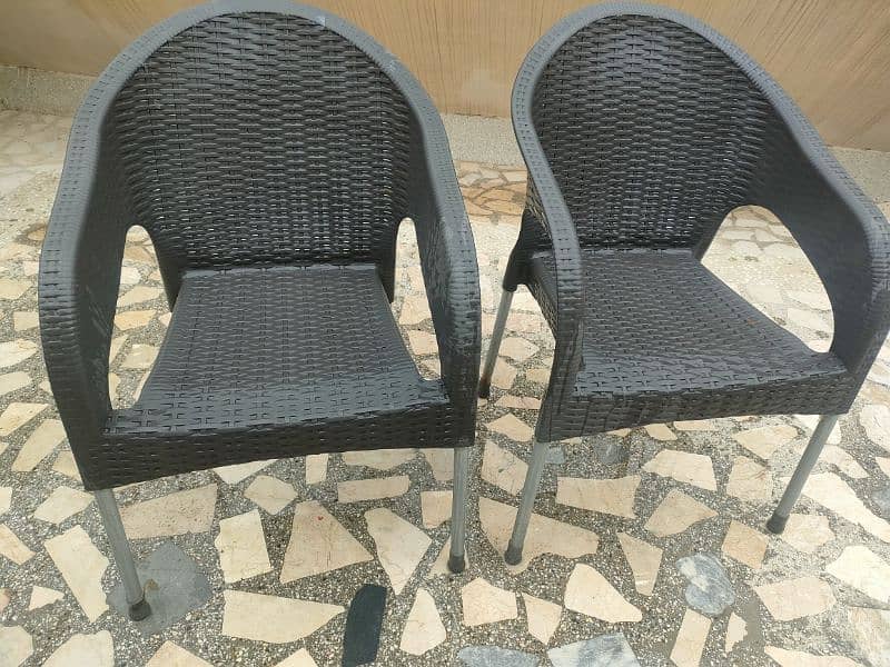 FATA OUTDOOR PLASTIC CHAIRS AND TABLE FOR SALE 1