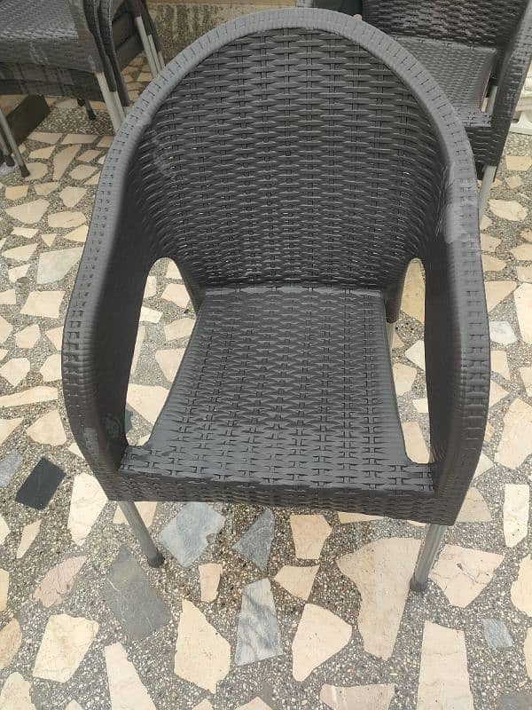 FATA OUTDOOR PLASTIC CHAIRS AND TABLE FOR SALE 2