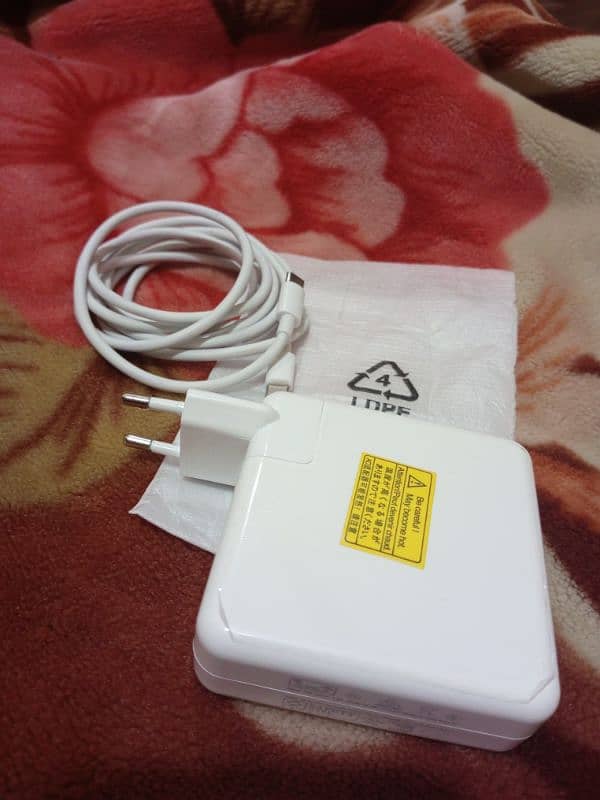 Apple 87W USB Type-C Power adapter 3