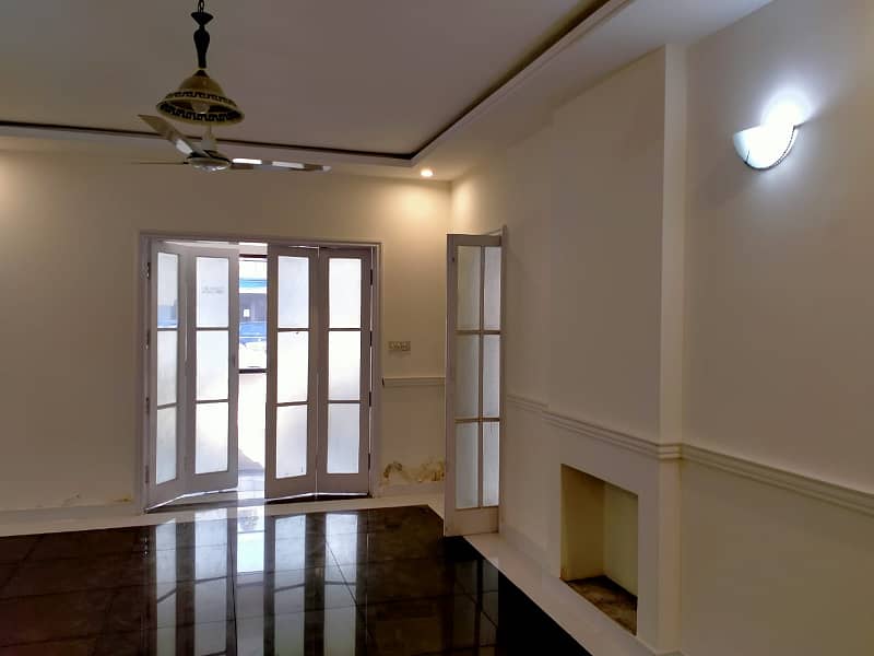 CANTT,COMMERCIAL BUILDING FOR RENT GULBERG MODEL TOWN GARDEN TOWN SHADMAN GOR UPPER MALL LAHORE 19